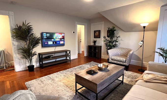 Dwight Apartment | Stylish & Comfortable Oasis