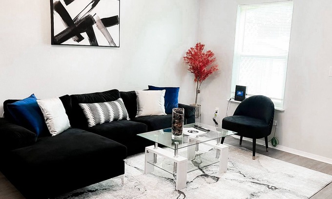 Johnson Apartment | Stylish Condo @ Heart of NWA. Close to Mall & Lake