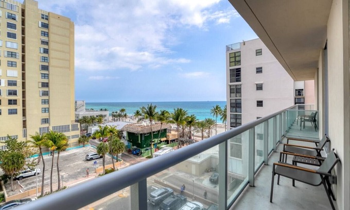 Hollywood Lakes Condo | Stylish Condo w/Partial Ocean View Retreat-CS16