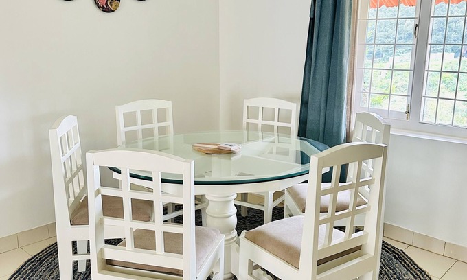 Stone House Area Villa | Stylish & Cozy Villa: Lush lawns - Firepit - Glass House - 5 mins from Ooty town