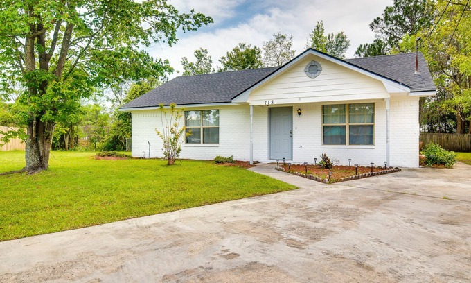Hinesville House | Stylish Family Friendly Bungalow, Tvs, Royal Beds