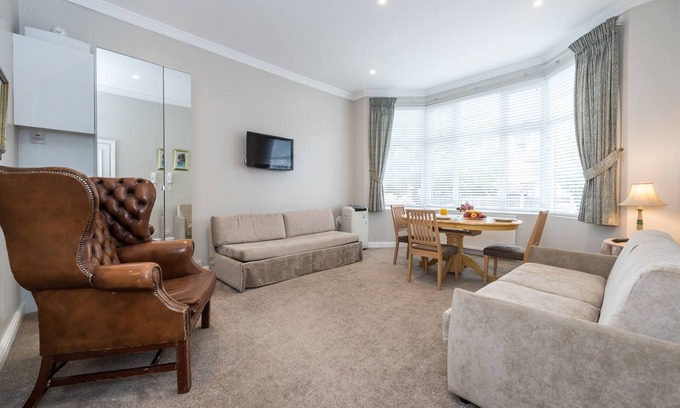 Brondesbury Park Apartment | Stylish Flat 12 minutes (tube)to Oxford Street ,Central London,sleeps 6,parking.
