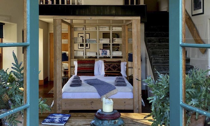 Moone Apartment | Stylish Georgian Stable Yard Studio Apartment
