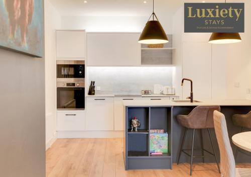 Westcliff-on-Sea Apartment | Stylish & Gorgeous 1BR Excellent Location Nr Cliffs Pavillion by Luxiety Stays Serviced Accommodation
