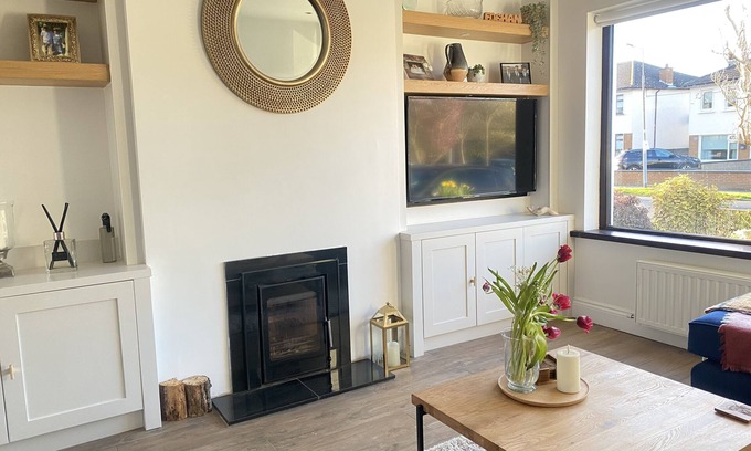 Castleknock House | Stylish home beside train station 20mins from Dublin City and Airport.
