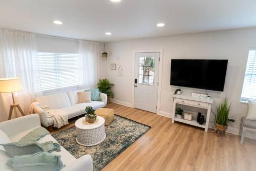 East Tampa House | Stylish Home Near Ybor City Dt And Channel