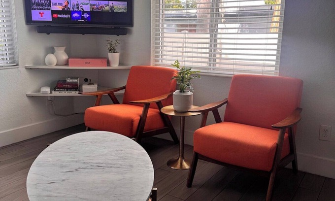 North Hyde Park House | Stylish Hyde Park Gem | Near Riverwalk & Bayshore