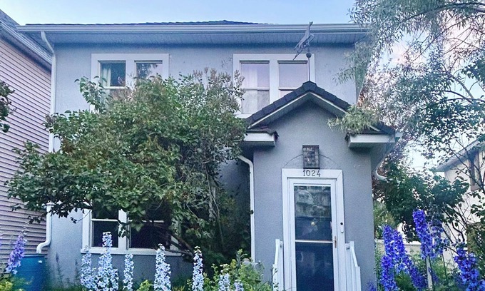 Inglewood House | Stylish Inner-City Character Home, steps to river, restaurants and shops.