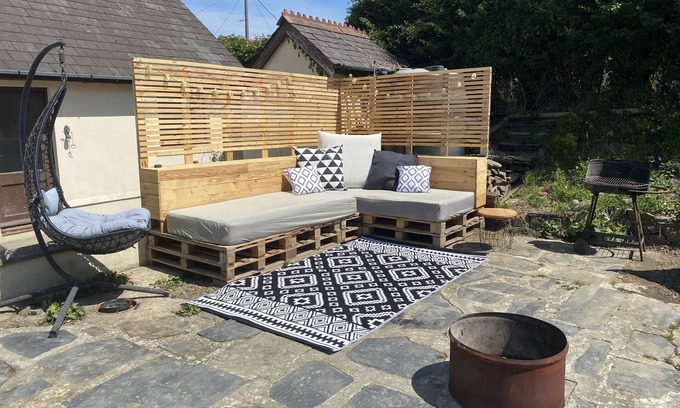 Cilgerran House | Stylish modern home with ample garden, parking and chickens! Close to beaches.