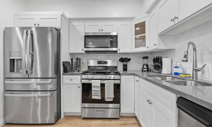 Compton House | Stylish New home Near DTLA, Disneyland, SOFI