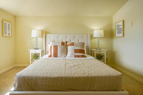 Greenwood House | Stylish North Seattle Townhouse- Dual Master Suites