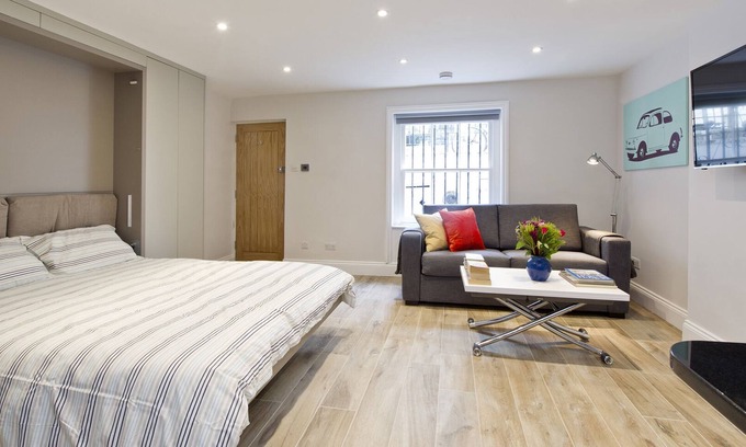 Bayswater House | Stylish Notting Hill Studio Flat that can sleep 4 people