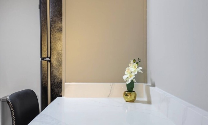Franklin Park Apartment | Stylish & Peaceful Haven - 10mins to O'Hare Airport!