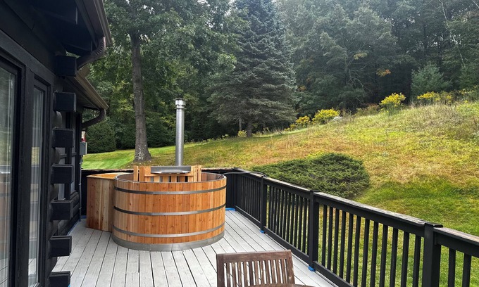 Marble Dale Cabin | Stylish & Scenic Escape: Chef's Kitchen ~ Hot Tubn