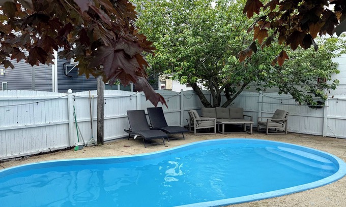 Seaside Heights Condo | Stylish Seaside Serenity with Pool Jersey Shore - Heart-Shaped Tub & Sunroom