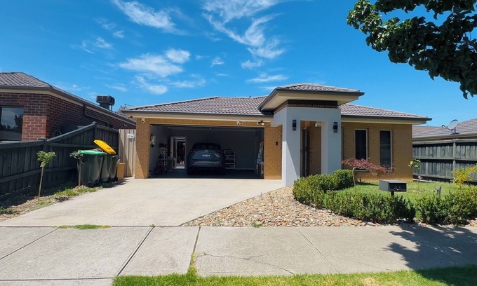 Deer Park House | Stylish Small Ocean Home near Deer Park Train Station-Private Room