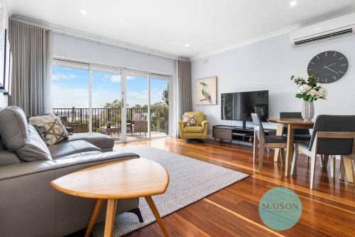 The Hill Apartment | Stylish Sophistication with Leafy Newcastle Views!