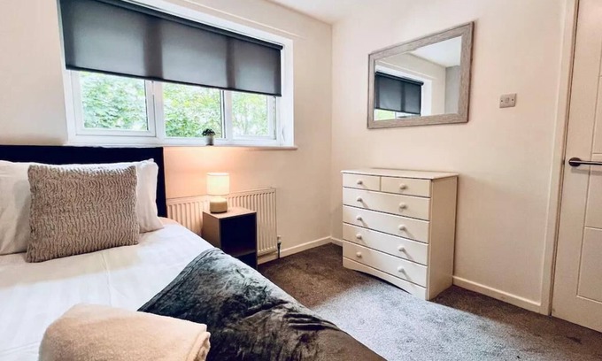 Liverpool House | Stylish Townhouse With Free Parking in Liverpool