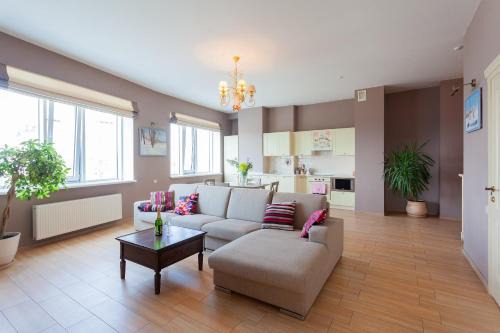 Obolon' Apartment | Stylish views Apartments in the parasol. Parus .Obolonskaya embankment