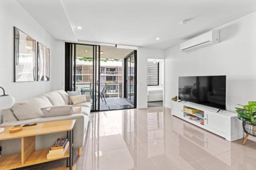 West End Apartment | Stylish West End Stay with Rooftop Pool & BBQ