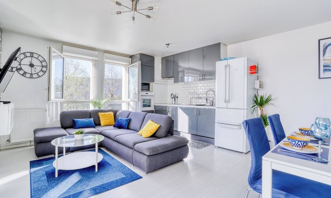 Stains Apartment | Sublime apartment with balcony, free parking near CDG and Stade de France