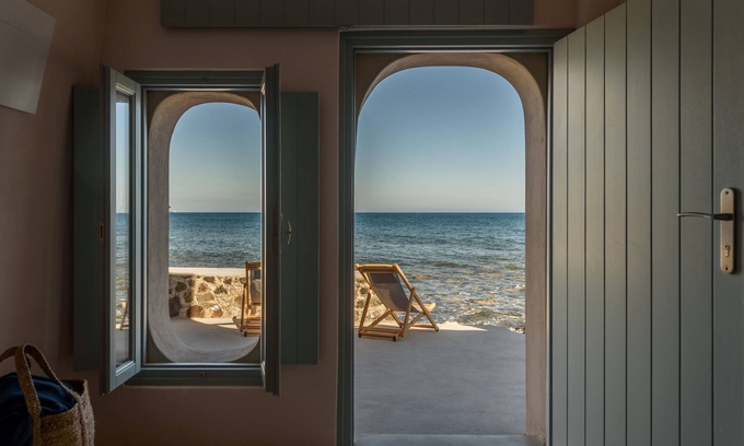Akrotiri Villa | Sublime Villa & Caves
