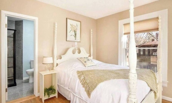 Fountain City House | Suite #4 – Elegant River Suite w/Seating Nook