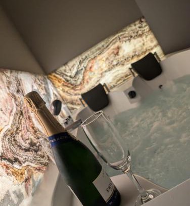 Vergeze Apartment | Suite avec jacuzzi privatif