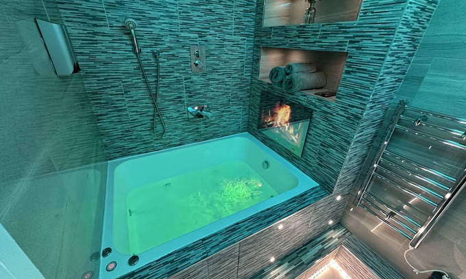 Bradford Apartment | Suite Jacuzzi at Livit Serviced Apartments