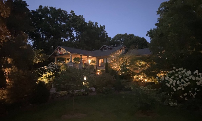 Highland House | Suite nestled in a garden beside a 13 acre park in the heart of the city.