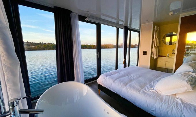 Guernes Boat Rental | Suite panoramique avec balnéo - La Sequana