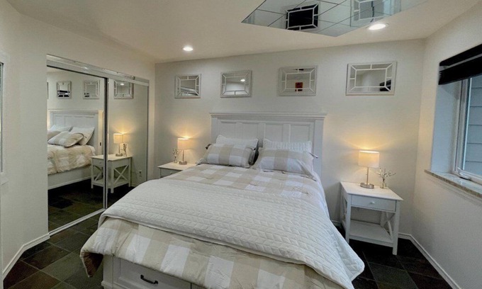 Juneau House | Suite Rock near glacier and Auke Bay harbor -DISCOUNTS ON TOURS!