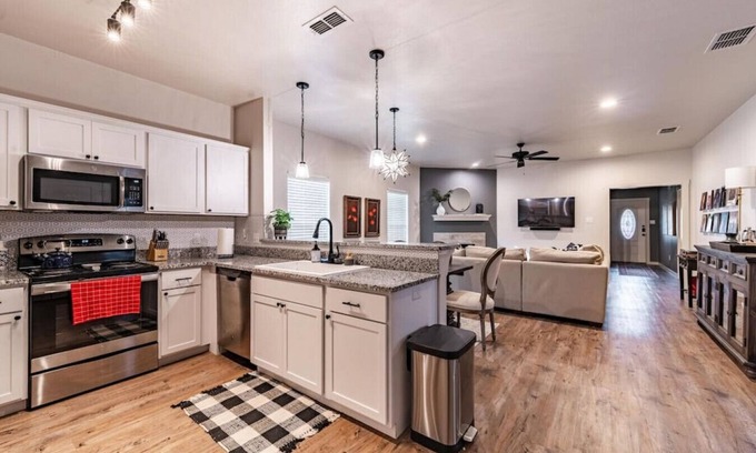 North Overton House | Suite Starry Night - 3BR/3BA - Walk to Texas Tech