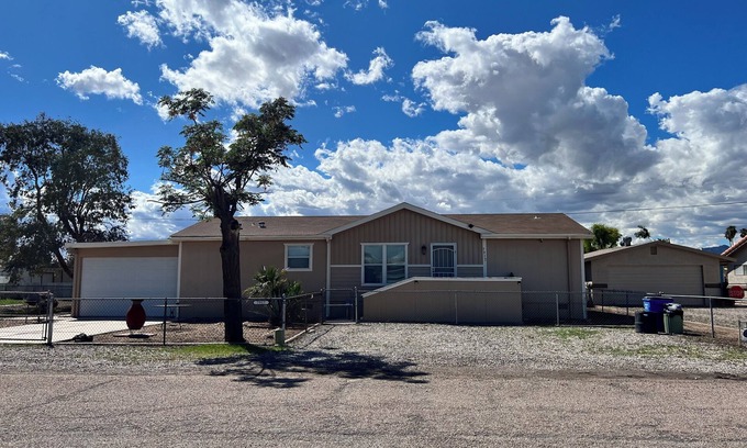 Mohave Valley House | SUMMER GETAWAY PET FRIENDLY Colorado River Close 3Br2Ba, Fenced Yard! SNOWBIRDS