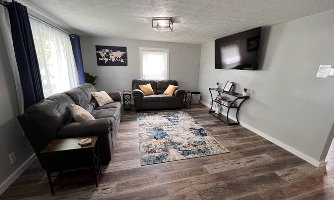 Muncie House | Summer Specials-Guest favorite! Near IU Hospital & Ball State University