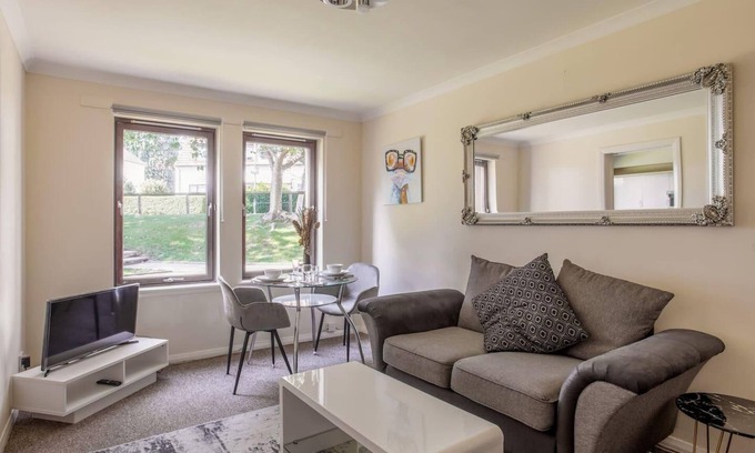 Central Aberdeen Apartment | Summit Central - Quiet 2BR Flat, WiFi, Parking