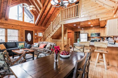 Gatlinburg - Pigeon Forge House | Summit View Way by AvantStay Resort Cabin w Hot Tub Pool Table Deck Views