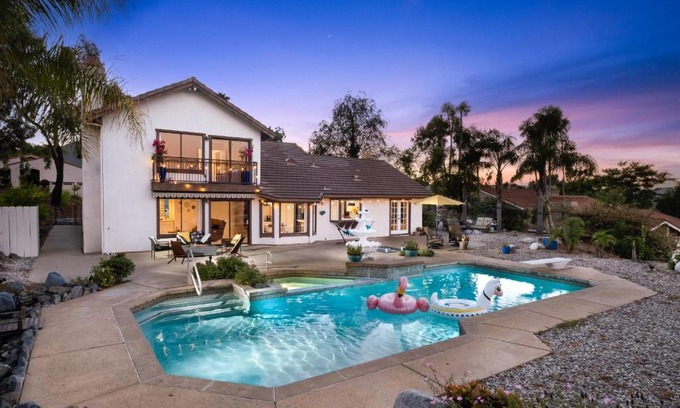 Kit Carson House | Sun&Star Studded Central Luxury with Hottub, Pool, Views