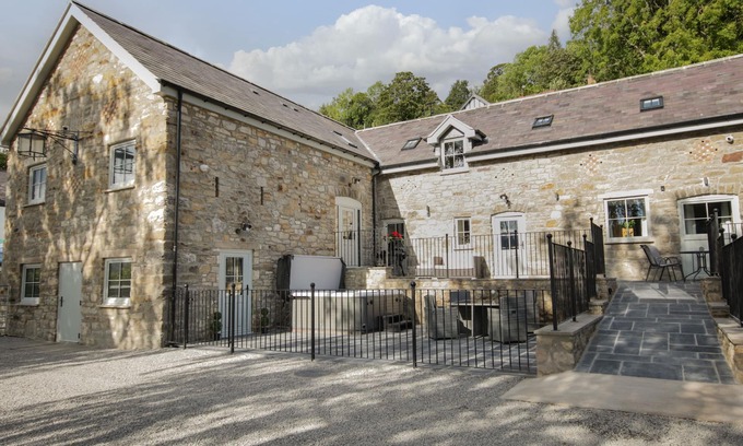 Acrefair Cottage | SUN TREVOR BARN 1, pet friendly, with hot tub in Llangollen