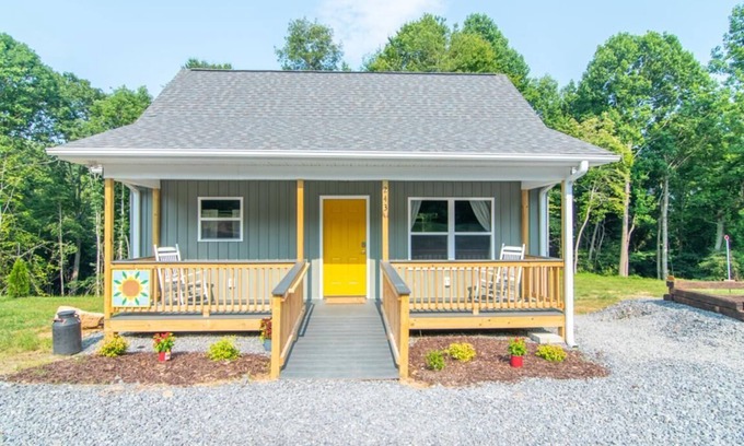 Elkin Cabin | Sunflower Cabin | Wheelchair Friendly with WiFi