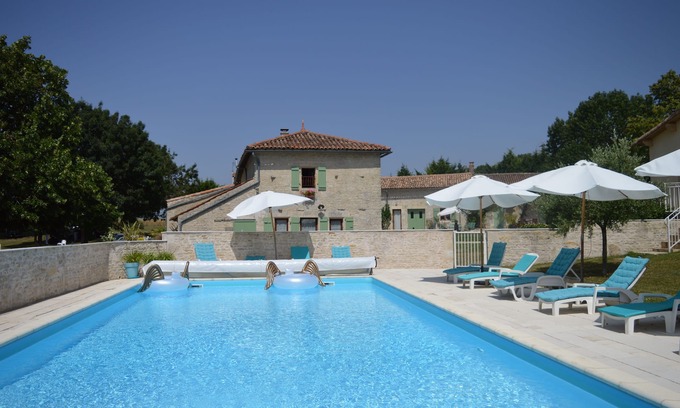 Saint-Pierre-d'Amilly House | Sunflowers gite: sleeps 4/5 in a complex of 6 gites in the countryside.
