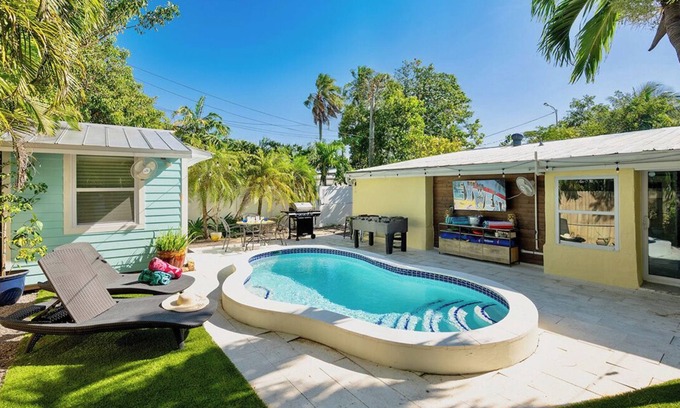 Midtown House | *SUNFLOWER MELODIES @ MIDTOWN* Modern Private Home & Pool + LAST KEY SERVICES…