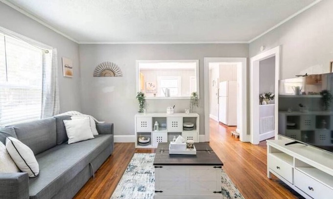 Dilworth House | {Sunflower Morning} A cozy farmhouse-style house in South End HOT TUB!