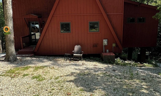 Innsbrook Ski Chalet | Sunflower Valley in Innsbrook Missouri that sleeps 10 comfortably. Fur babies ok