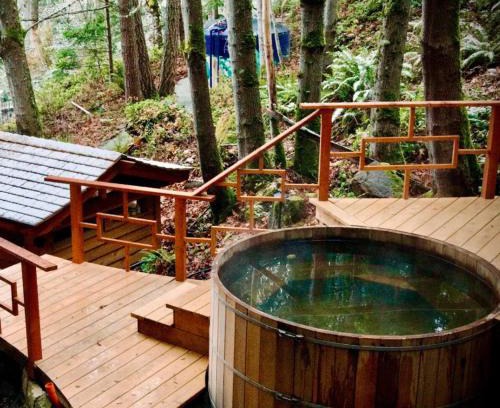 Salt Spring Island Bed & Breakfast | Sungate on Salt Spring - Luxurious Suite with Cedar Hot Tub & View