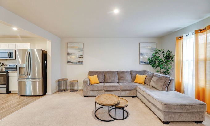 Milford House | Sunlit Milford Townhome < 2 Mi to Riverwalk!