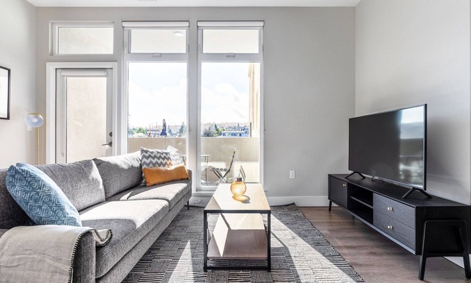 San Carlos Apartment | Sunlit San Carlos 2BR w/Gym, Pool, walk to Train & Shops, by Blueground