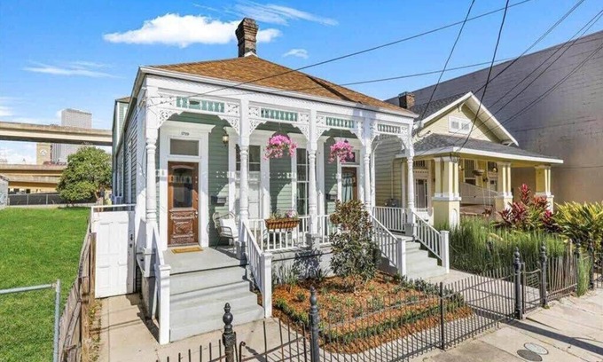 Faubourg Lafayette Apartment | Sunny 1bedroom 2 blocks from St Charles StreetCar!
