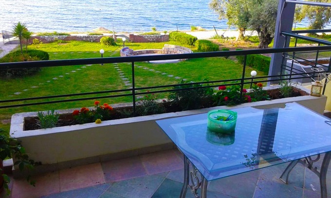 Kamena Vourla Apartment | Sunny 1st floor apartment by the sea (Mare & Monti)