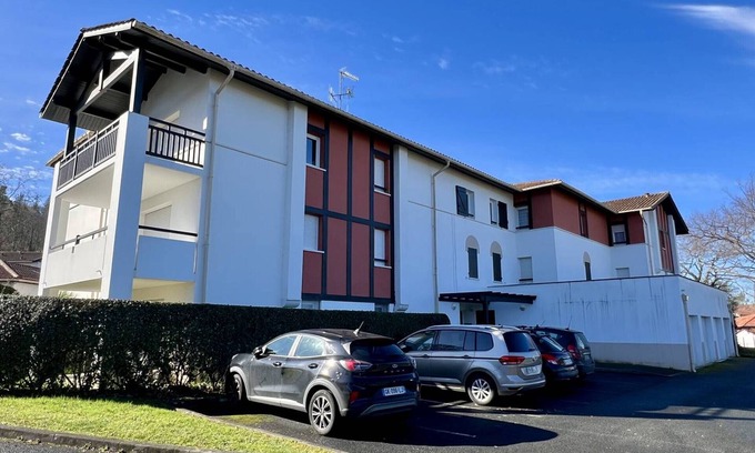 Cambo-les-Bains Apartment | Sunny Apartment with Terrace, Internet, and Pet-friendly in Cambo-les-Bains